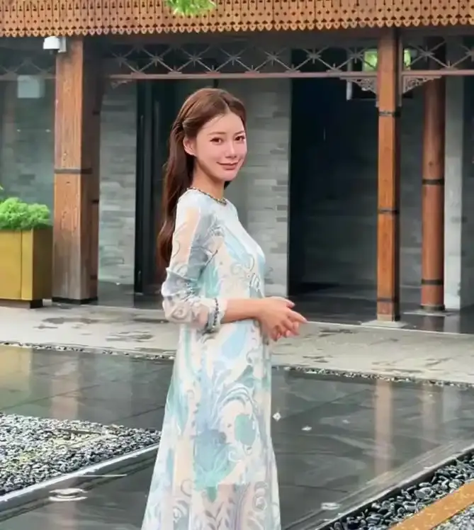 33岁马筱梅在四合院拍国风写真，还带着小玥儿一起拍，温婉娴静似古典仕女